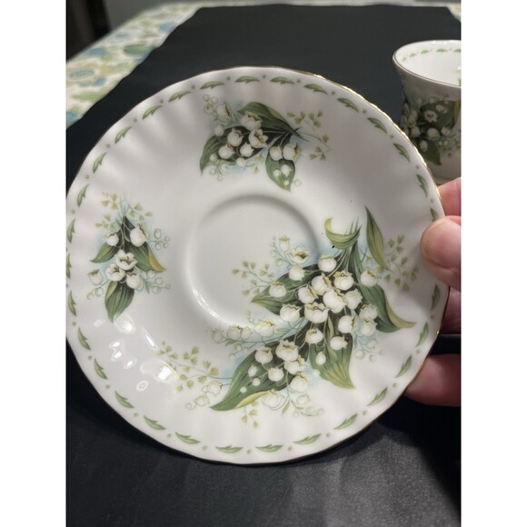Royal Albert Flower of the Month "Lily of the Valley - May" Teacup & Saucer Set - Picture 7 of 11